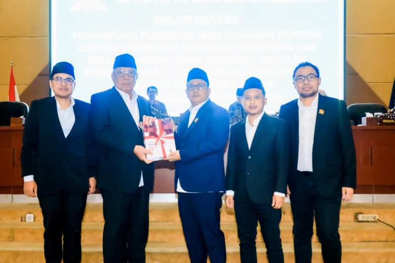 Wali Kota Benyamin Davnie dan Wakilnya, Pilar Saga Ichsan menyerahkan draf APBD Perubahan kepada pimpinan DPRD Tangsel dalam rapat paripurna.