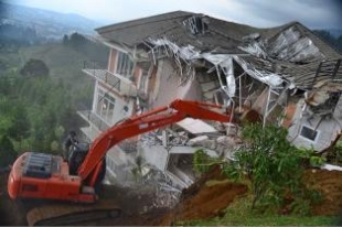 Bogor- Villa seharga 5 miliar dibongkar karena tak ada ijin, sekitar 50 persen villa mewah Ilegal,Senin (25/11)DT