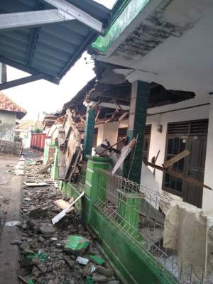 Diterjamg Puting Beliung, Kantor Desa Jenggot Rusak Parah