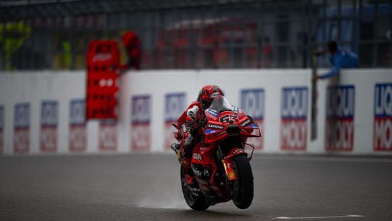 Bagnaia Rebut Pole Perdana Musim Ini di MotoGP Ceko 2025, Marquez Crash di Akhir Sesi
