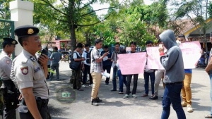 Demo Bongkar Kasus Pungli Honorer K2