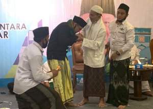 Calon wakil walikota Tangsel, Pilar Saga Ichsan cium tangan salahsatu ulama dari Jaringan Nusantara.