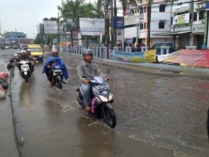 Jalan di Cikupa sering Tergenang air setiap hujan deras.(dt)