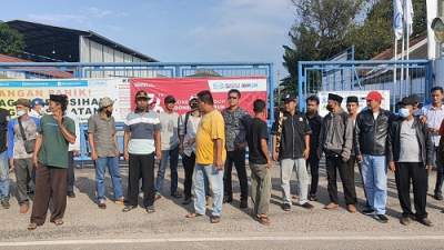 Kumpul Digerbang PT. WIKA, Warga Desa Tobat Minta Kelola Limbah