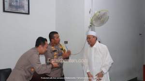 Kapolda Banten Kunjungi Kediaman Abuya Uci Turtusi