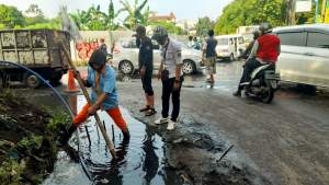 Petugas DLH Tangsel periksa gorong-gorong di pertigaan jalan Tanah Tingal, Ciputat. (Foto diambil pada Rabu, 12/1/2022).