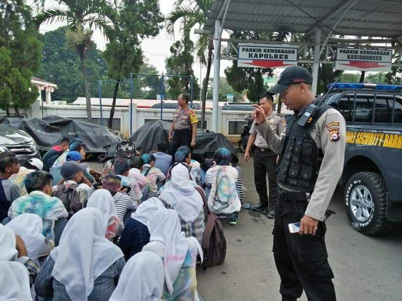 Antisipasi Tawuran, Kasat Binmas Polres Serang Kota, Amankan Euforia Kelulusan Siswa.