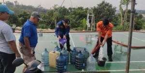 BPBD Tangsel saat mendistribusikan air bersih di Kelurahan Keranggan, Kecamatan Setu.