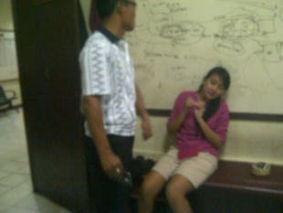 Kapolsek Tangerang saat mengintrogasi wanita yang kepergok mencuri jeans di salah satu mall di Kota Tangerang