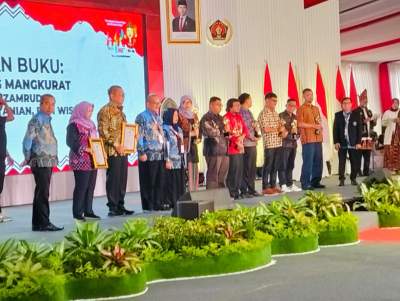 PWI Pusat Anugerahkan Pin Emas kepada Ahmed Zaki Iskandar