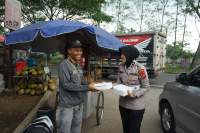 Gelar Jumat Berkah, Satlantas Polresta Tangerang Bagikan Nasi Kotak