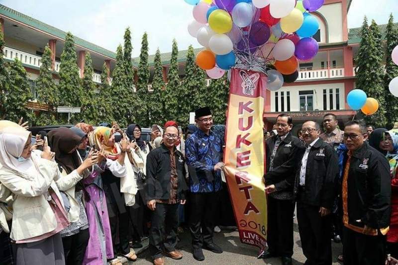 Wakil Gubernur Banten Andika Hazrumy saat melepas 774 mahasiswa Universitas Islam Negeri