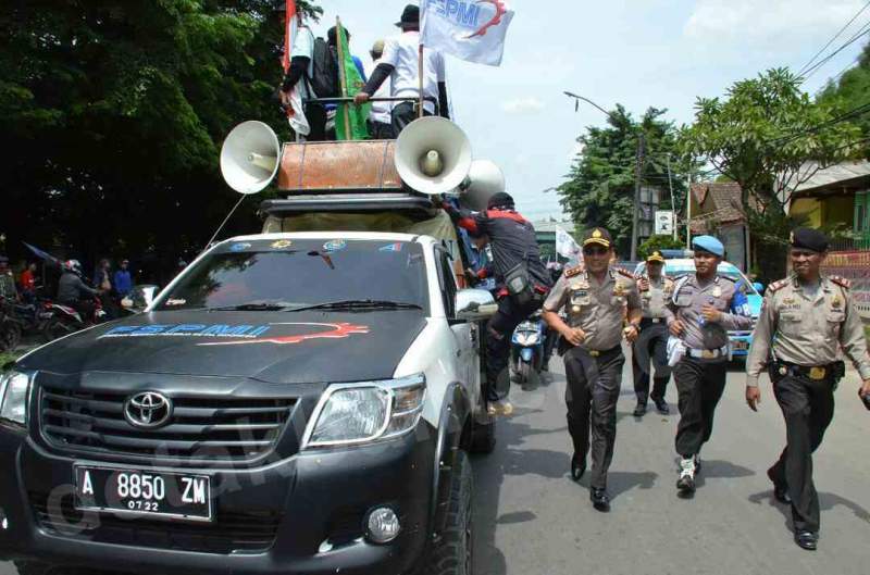 Kawal Demo Buruh, Kapolresta Tangerang Lari Urai Kemacetan