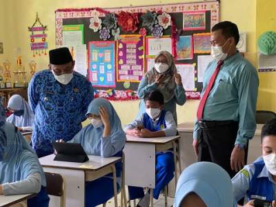 Walikota Cilegon Helldy Agustian ditemani Kadindik Cilegon Heni Anita Susila saat memantu UAS 2022 di SDN Kedaleman IV, Kecamatan Cibeber, Selasa (17/5/2022).