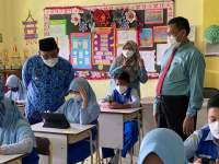 Walikota Cilegon Helldy Agustian ditemani Kadindik Cilegon Heni Anita Susila saat memantu UAS 2022 di SDN Kedaleman IV, Kecamatan Cibeber, Selasa (17/5/2022).