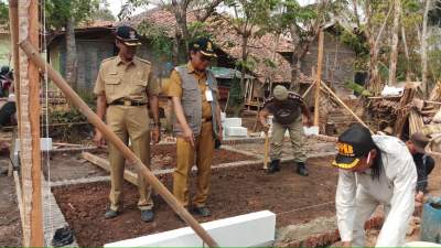Kades Ranca Bango dan Camat Rajeg Bangun Rumah Turiyah