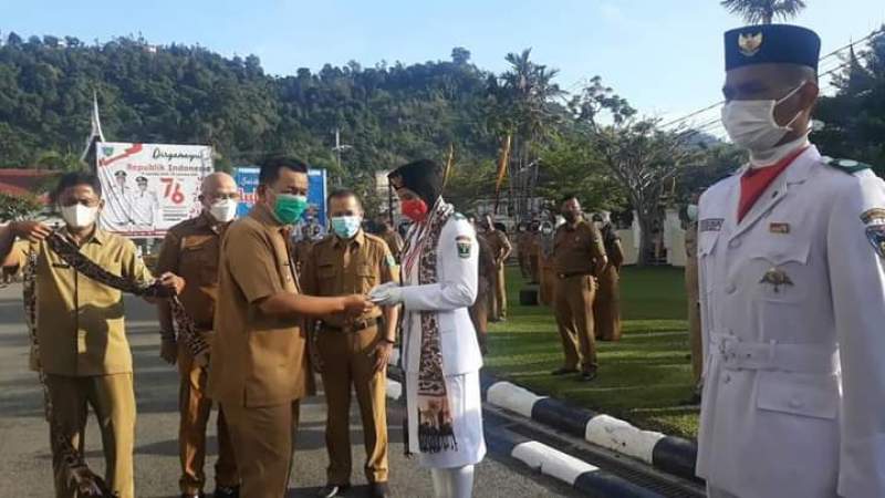 Flora diberi Bonus dan diarak Keliling Kota Painan,Sukses Sebagai Paskibraka Nasional