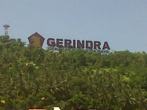 Papan Reklame Gerinda di Bukit Merak Menuai Kritik