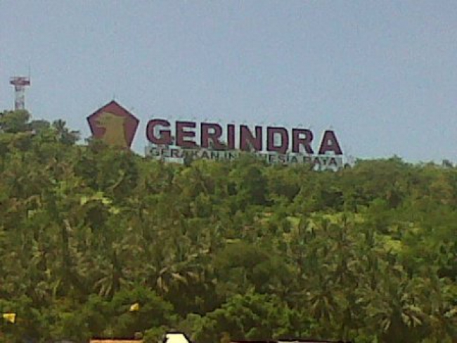 Papan Reklame Gerinda di Bukit Merak Menuai Kritik