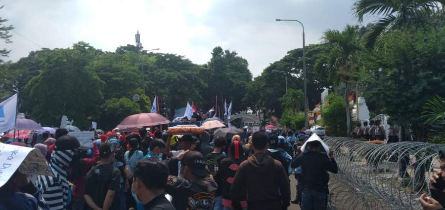 Aksi Damai Ribuan Buruh Kabupaten Serang Tolak UU Ciptaker