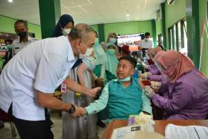 Tinjau Vaksinasi Usia 6 - 11 Tahun Di Cisoka , Zaki Siapkan 1300 Dosis