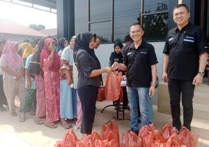PT Surya Jaya Agung Bagikan Ratusan Paket Minuman, Warga Sergai Bersuka Cita Sambut Idulfitri