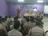 Kapolresta Tangerang, AKBP Sabilul Alif, memaparkan dana desa dihadapan Bhabinkamtibmas Polresta Tangerang, Kamis (16/11), di Aula Graha pemuda Tigaraksa.