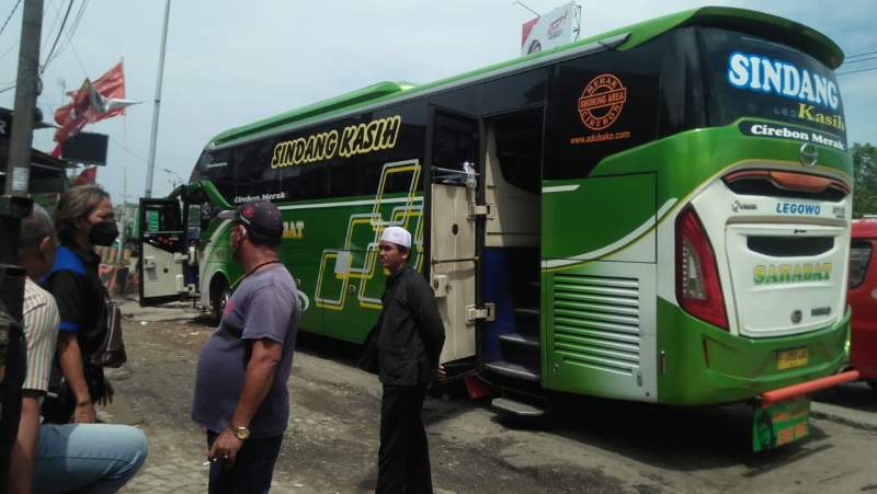 Bus AKAP di Lampu Merah  Balaraja Diduga Lakukan  Penyimpangan Trayek