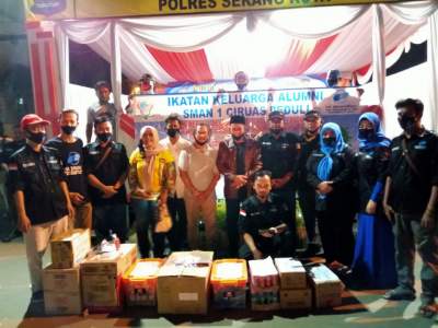  Walikota Serang Syafrudin saat menerima bantuan APD dari IKA SMAN Ciruas