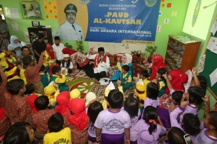 Peringati Hari Buta Aksara International Gubernur dan Istri Menceritakan Dongeng Di Hadapan Siswa PAUD