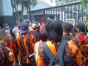 Ormas PP Saat Berdemo depan Kejaksaan Negeri Kota Tangerang