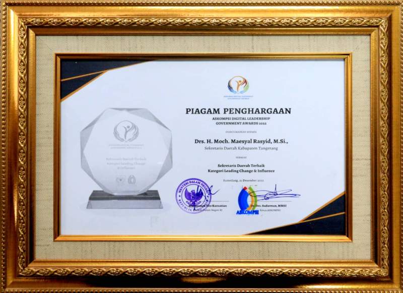 sekda maesyal rasyid terima penghargaan dari kemendagri