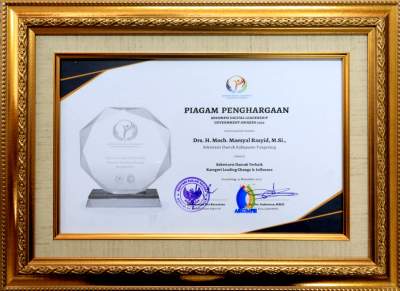 sekda maesyal rasyid terima penghargaan dari kemendagri