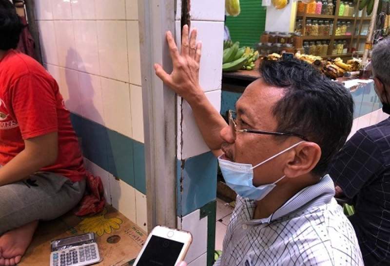 Salah Seorang Pedagang Daging, Roni Saat Diwawancarai