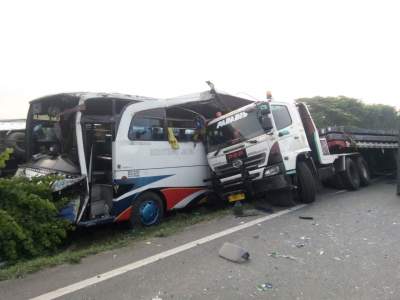 Tabrakkan Beruntun di Tol Merak, Enam Mobil Ringsek