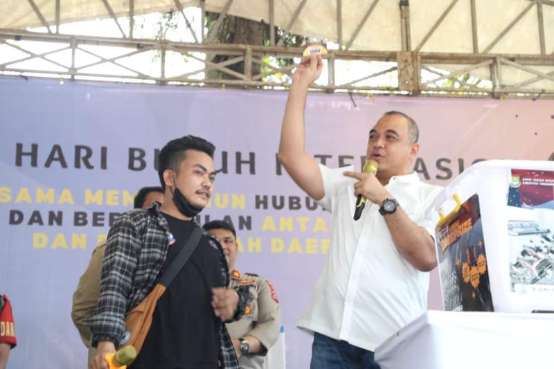 Zaki Bagikan Doorprize di Puncak Perayaan Hari Buruh