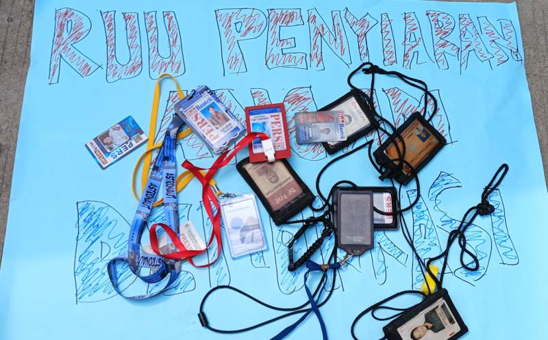 Puluhan jurnalis melakukan aksi di depan kantor DPRD Kota Tangsel, Selasa (4/6/2024). (Foto: Detak/Aip Kurniawan)