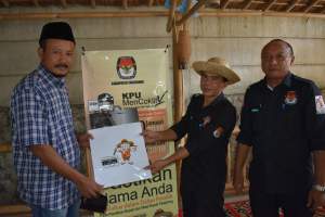 KPU Kabupaten Tangerang melakukan pencocokan dan penelitian (coklit) data pemilih untuk Pilkada 2018.