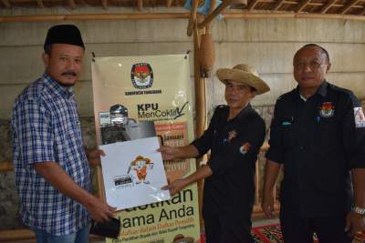 KPU Kabupaten Tangerang melakukan pencocokan dan penelitian (coklit) data pemilih untuk Pilkada 2018.