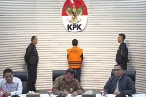 Eks Wali Kota Bima, Muhammad Luthfi, saat digelandang ke Gedung KPK, Kuningan, Jakarta, Kamis (5/10/2023).