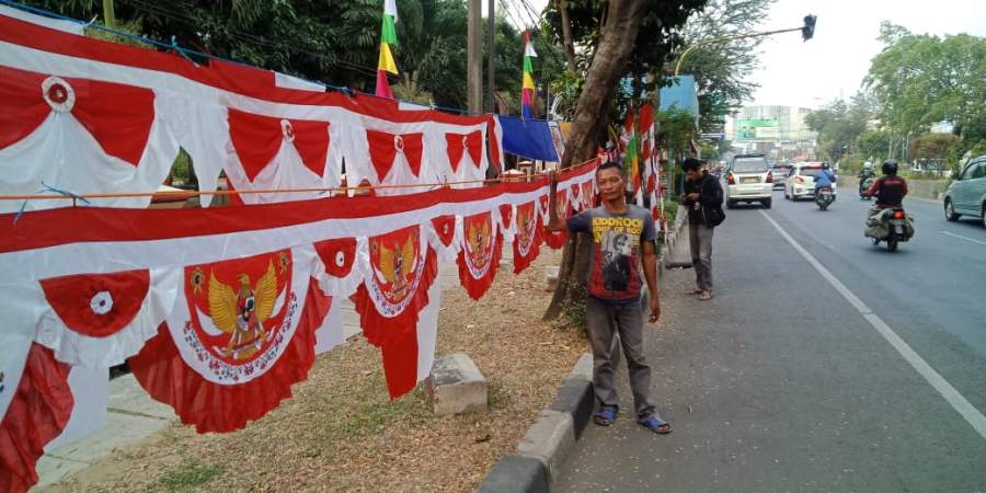 Jelang Hari Kemerdekaan, Pedagang Bendera Merah Putih Sudah Menjamur