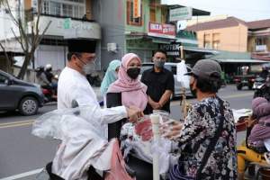 Ngabuburit di Kampung Ramadhan, Order Takjil dan Traktir Warga