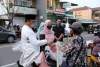 Ngabuburit di Kampung Ramadhan, Order Takjil dan Traktir Warga