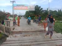 Warga Kayu Besar pasang spanduk larangan truk melintas di jembatan titi besi.