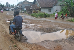 Jalan Sukajadi-Curug Dikeluhkan Warga