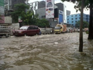 Kali Krukut Meluap, Lalu Lintas Padat