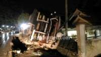Mobil Tronton Terguling dan Menimpa Rumah Warga