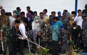 Pangkalan TNI AL Tanjung Balai Asahan Aksi Bersih - Bersih di Kawasan Maritim