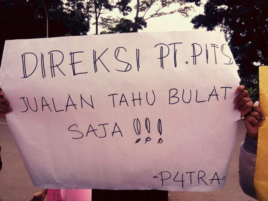 : Kertas karton bertuliskan 'Direksi PT PITS Jual Tahu Bulat Saja' di bawa pendemo saat aksi damai di DPRD Tangsel.