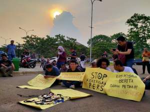 Puluhan jurnalis saat mengelar aksi damai di Polres Tangsel.